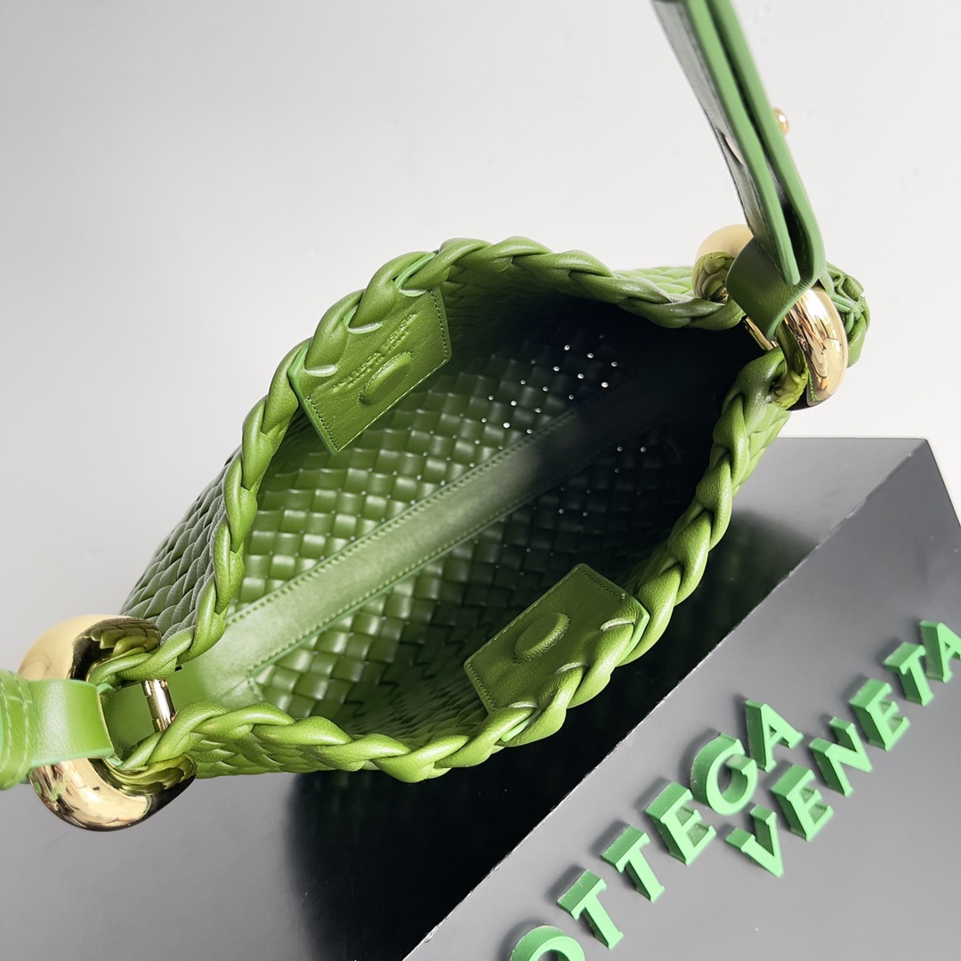 Bottega Veneta Clicker Rounded Bag Small Green Pepper Green #730968