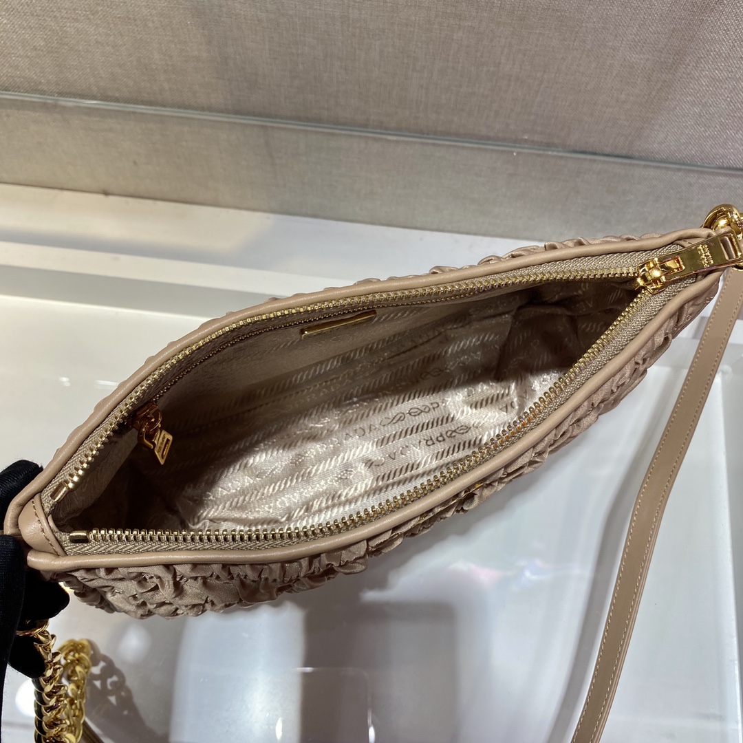 𝐏𝐑𝐀𝐃𝐀 New 1BH171 crease