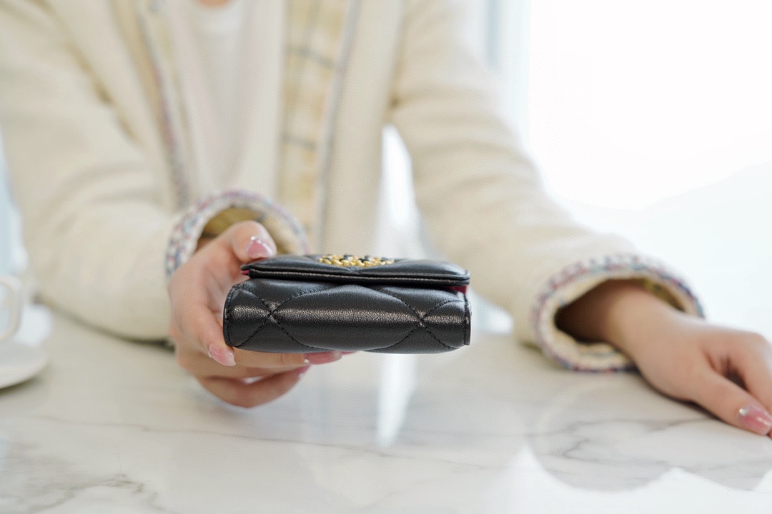 𝗖𝗛𝗔𝗘𝗡𝗟✦In goatskin leather🐐 19 Series Short Clip Black Gold