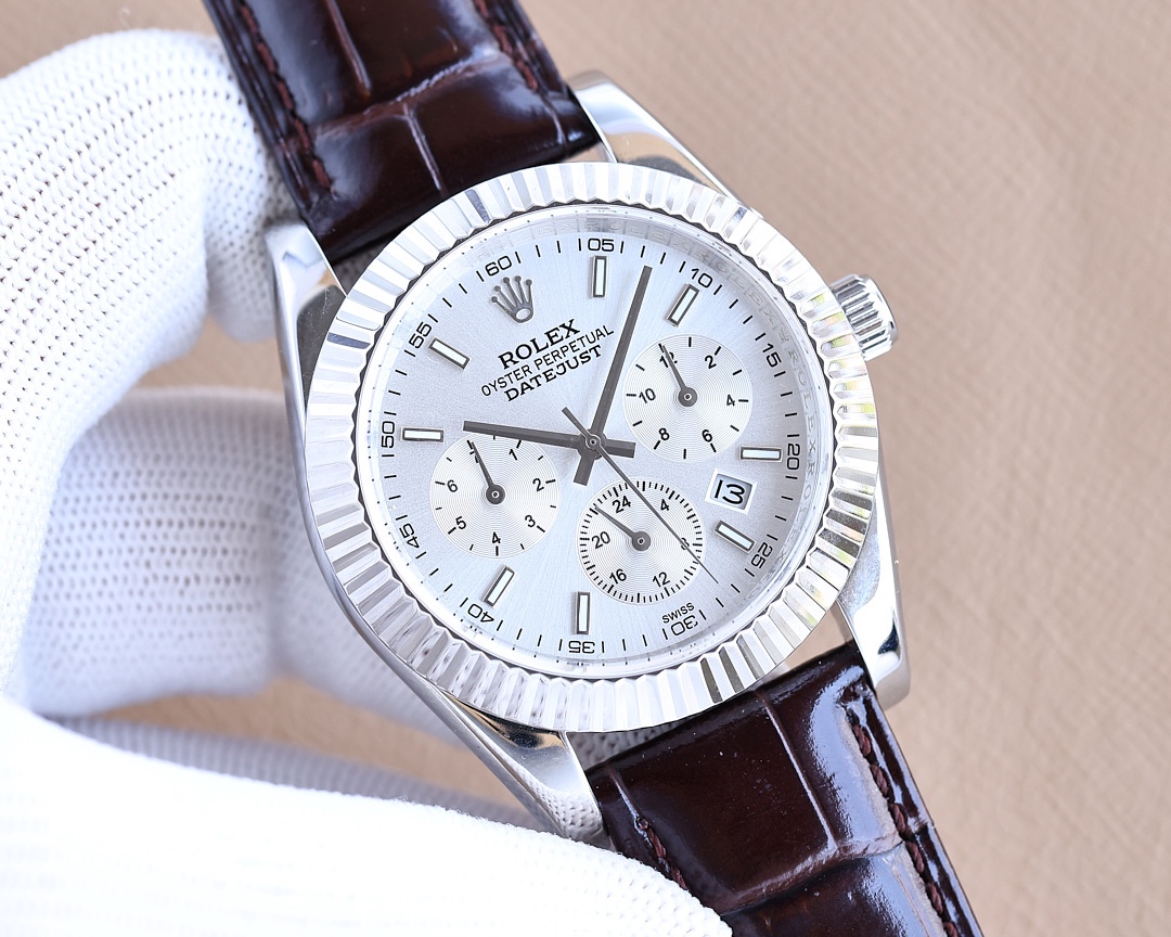 Rolex . The bezel adopts 48 Slovak diamonds