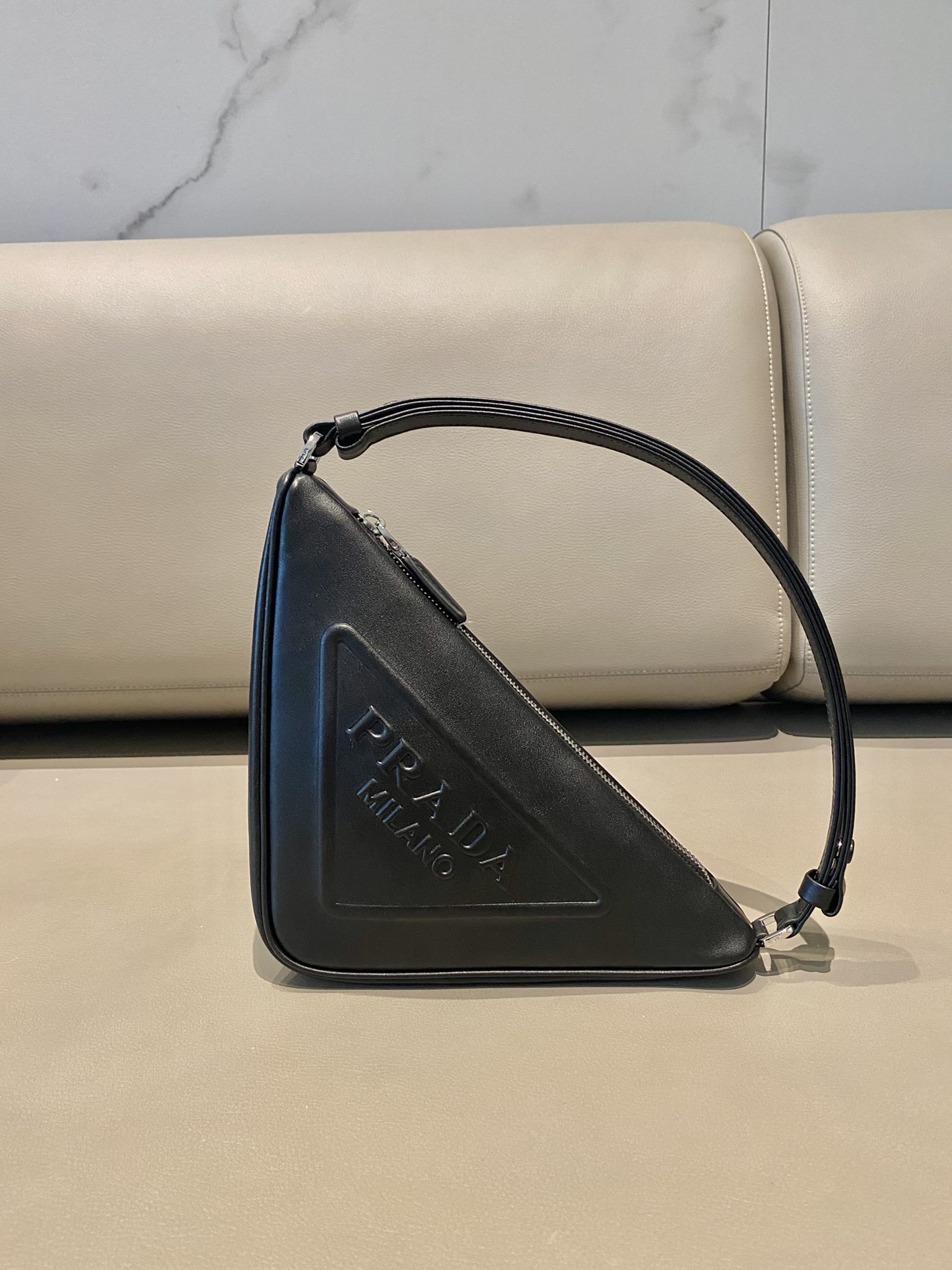 𝐏𝐑𝐀𝐃𝐀 Triangular bag 1NQ043