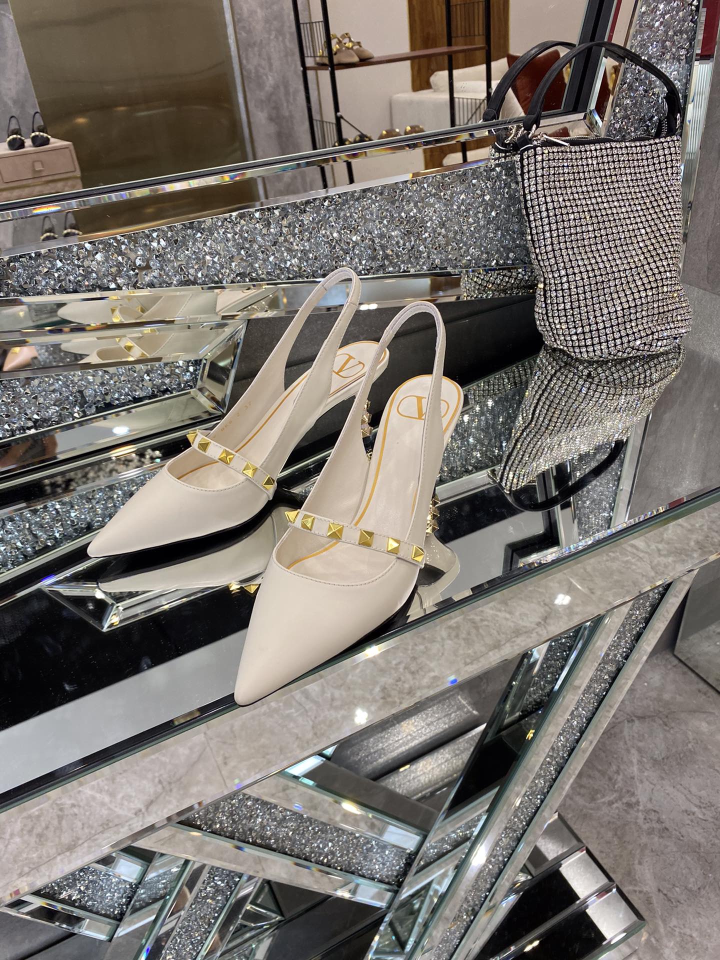 【Valentino】𝟐𝟎𝟐𝟏/𝐒𝐒 𝐧𝐞𝐰 The latest series of counter perfect details original matte open edge bead leather