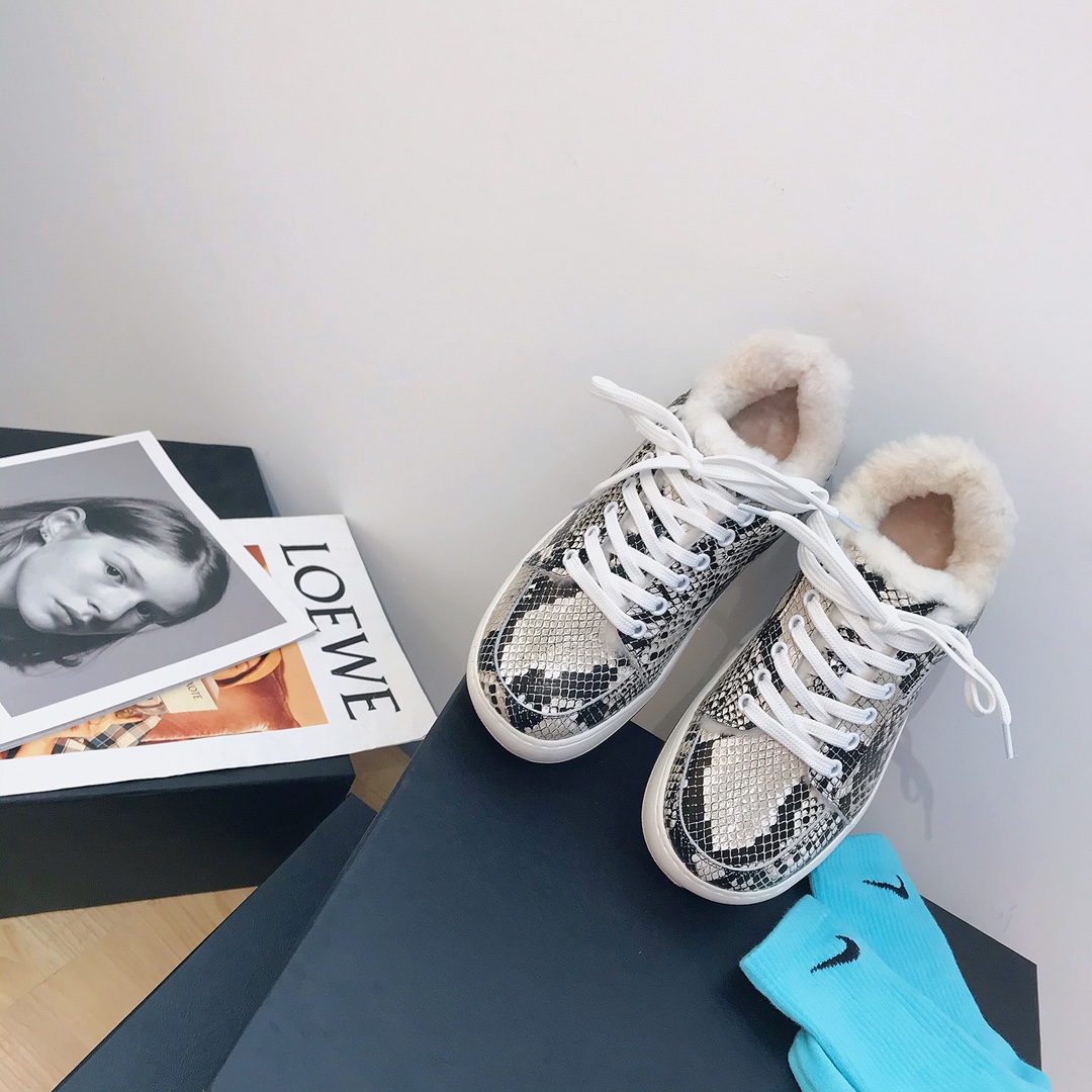 SUNNEI Italian niche brand SUNNEI, minimalist style, simple and casual, forming a relaxed fun