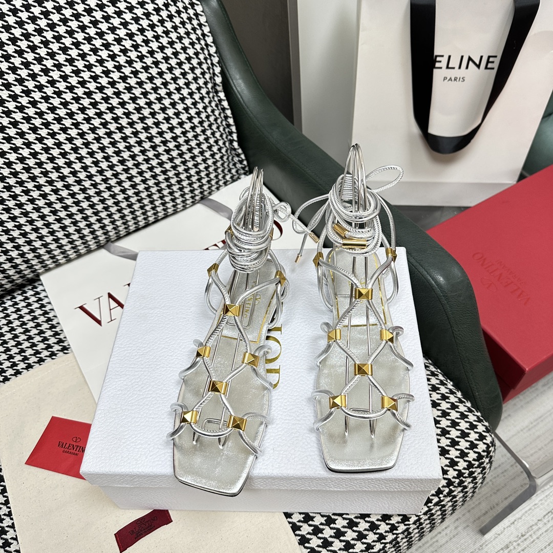 【Valentino】𝟐𝟎𝟐𝟏/𝐒𝐒 𝐧𝐞𝐰  Valentino's newest collection of Roman sandals with Italian printed leather soles