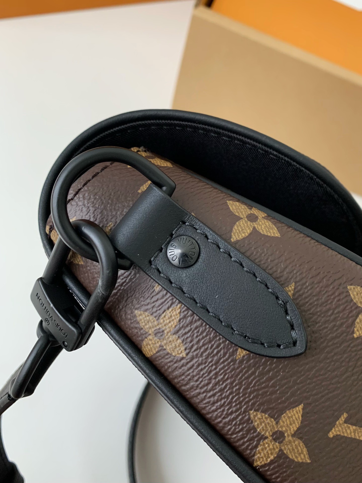 Louis Vuitton New season Montsouris Small Messenger Bag M47060 Size：20*17*7cm