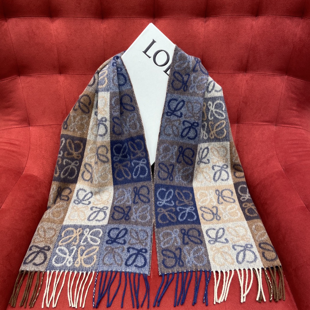 𝐋𝐎𝐄𝐖𝐄 Two-tone checkerboard scarf 90% wool 10% cashmere