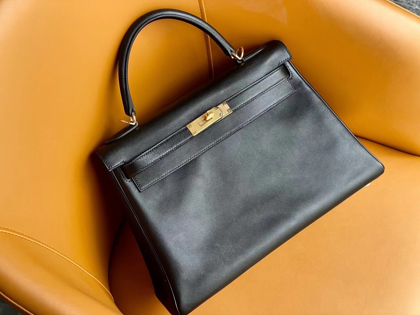 Kelly32 black gold swift leather