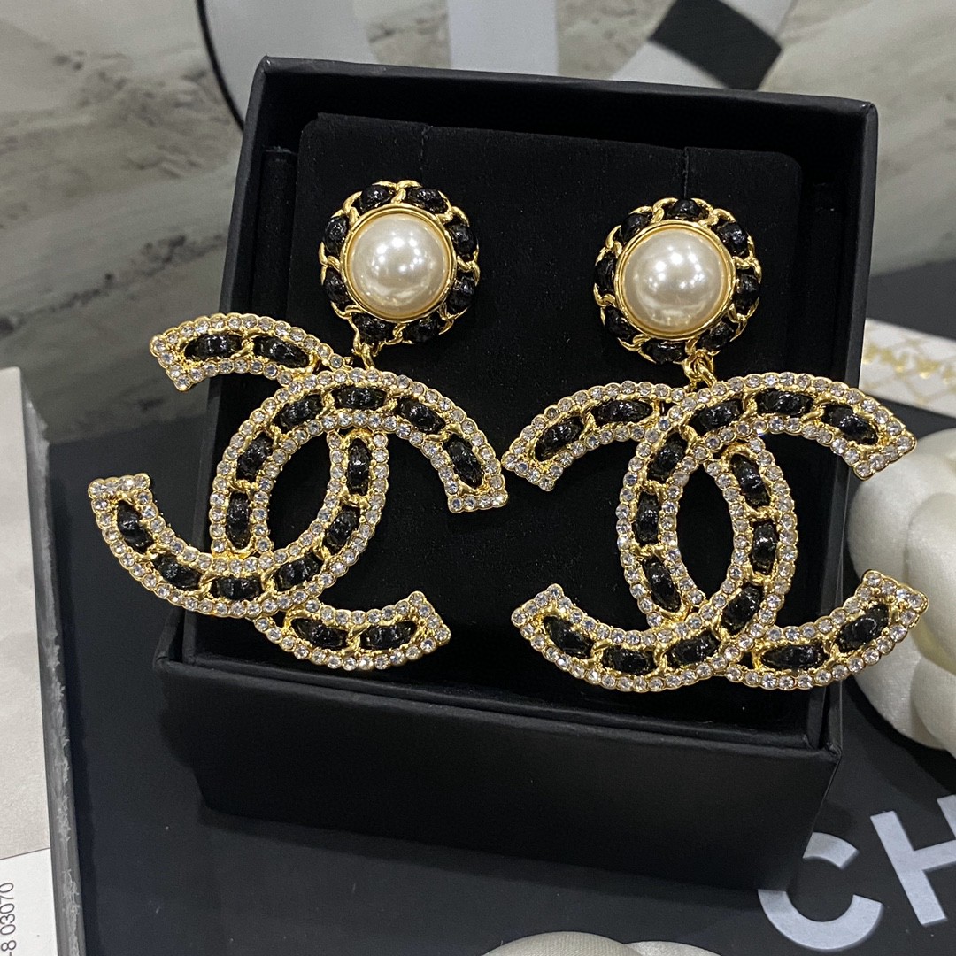 CHANEL🇫🇷Xiaoxiang Swarovski crystal diamond leather string letter pearl earrings earrings