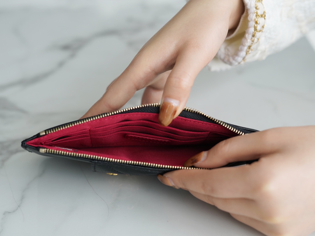 𝗖𝗛𝗔𝗘𝗡𝗟✦Classic 19 Collection Translucent and bright textured goatskin 🐐 Phone bag Black Gold