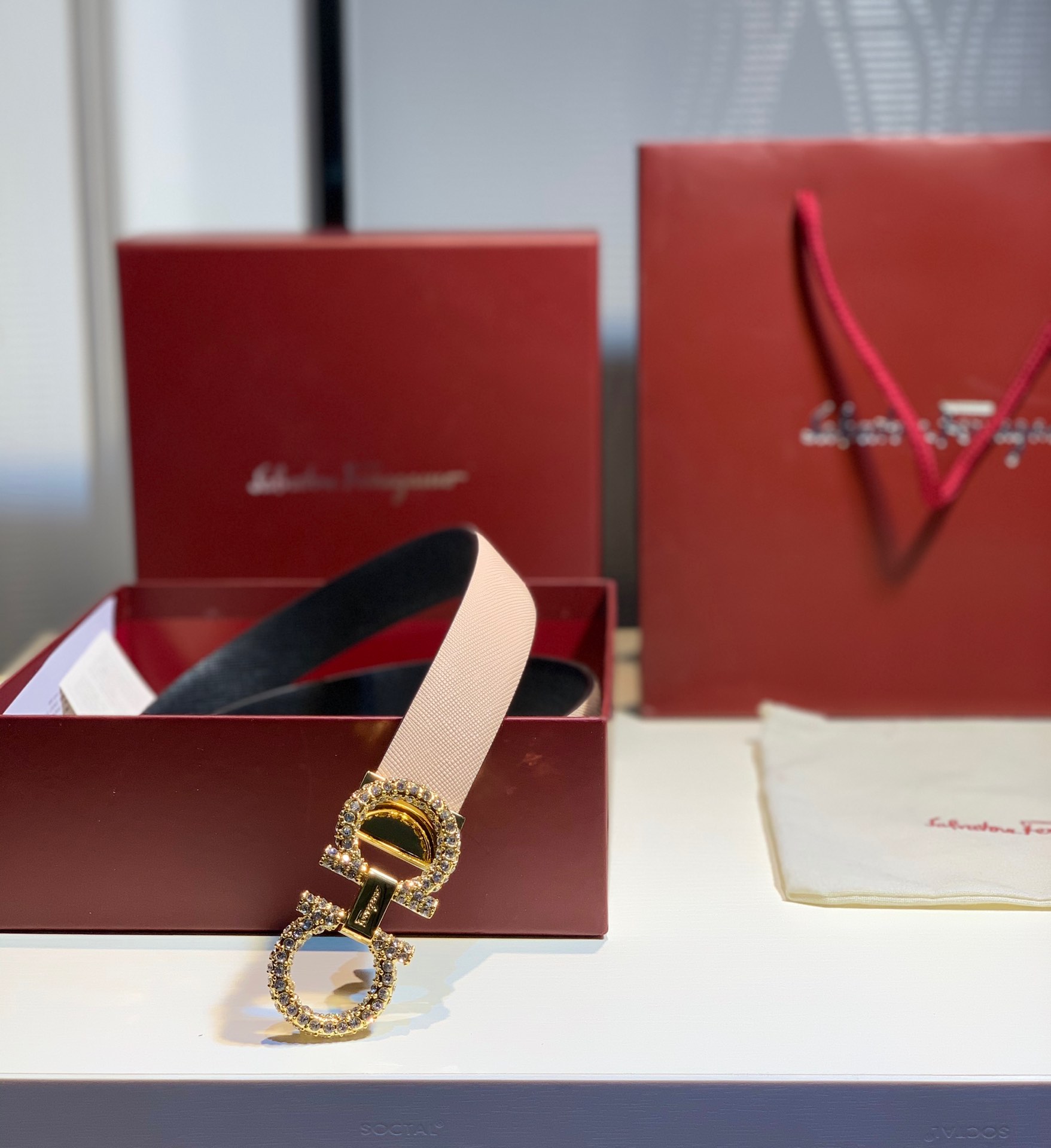 FERRAGAMO twist style