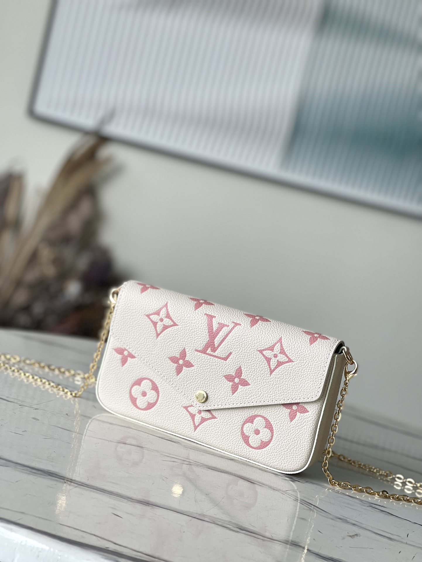 𝐋𝐎𝐔𝐈𝐒 𝐕𝐔𝐈𝐓𝐓𝐎𝐍    M82047