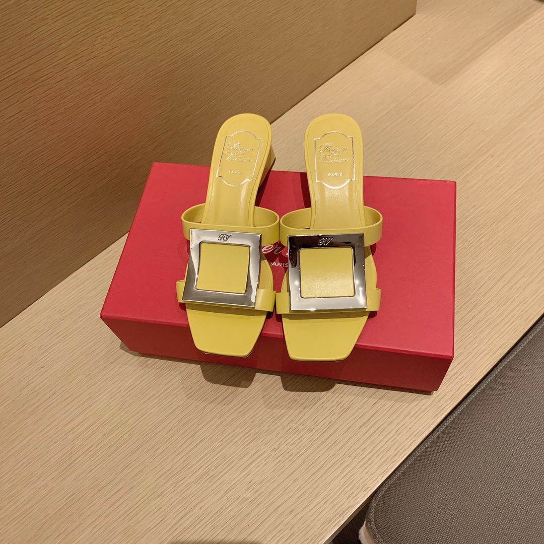 Roger vivier | 𝟐𝟎𝟐𝟏/𝐒𝐒 𝐧𝐞𝐰 2021 Summer Slippers Bikiviv' Metal Buckle PVC Mule Shoes