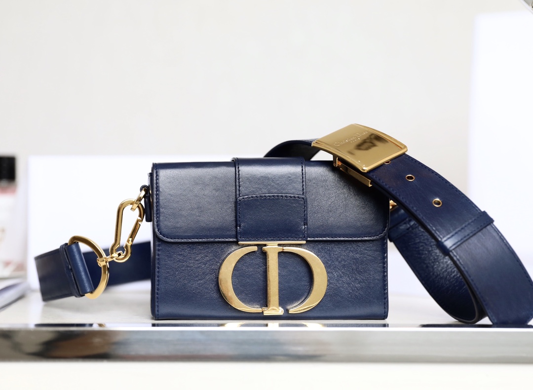 Montaigne navy blue 𝙢𝙞𝙣𝙞 box bag