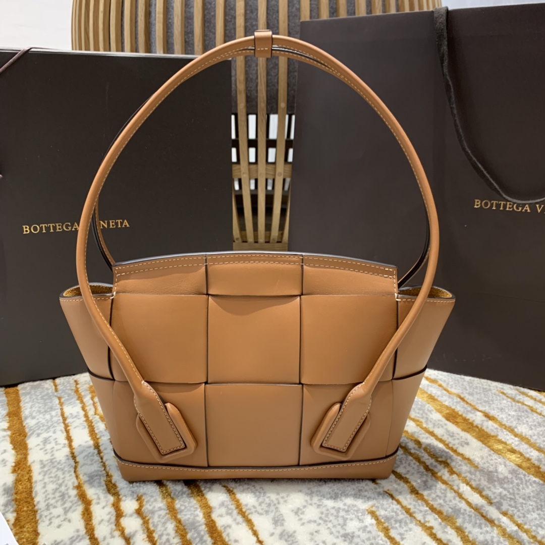 Bottega Veneta  𝙏𝙝𝙚 𝘼𝙧𝙘𝙤 𝟯𝟯 #575943