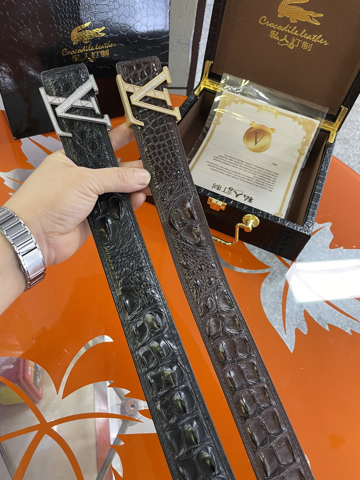 LOUIS VUITTO uses real crocodile 🐊🐊 skin and bone back skin for the body. There is no splicing at the tail