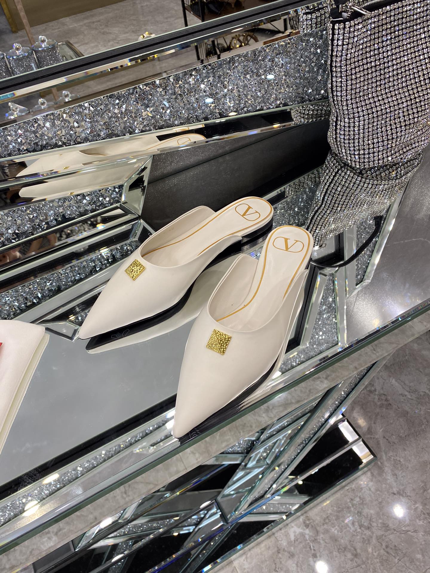 【Valentino】𝟐𝟎𝟐𝟏/𝐒𝐒 𝐧𝐞𝐰 The latest series of counter perfect details original matte open edge bead leather