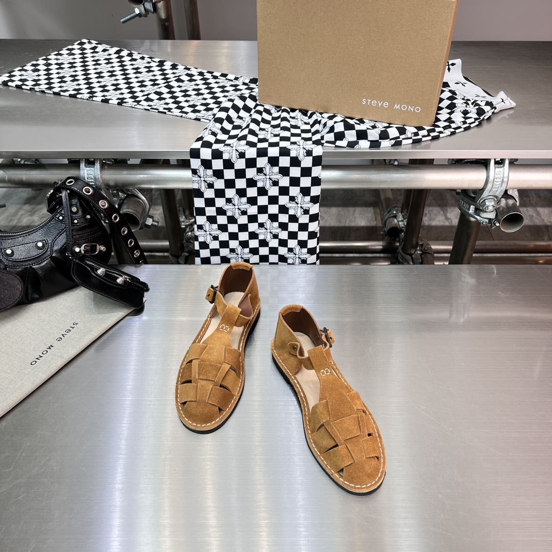 𝐒𝐭𝐞𝐯𝐞 𝐌𝐨𝐧𝐨｜𝟐𝟎𝟐𝟑𝐒𝐒/𝐧𝐞𝐰 A pair of fully handmade sandals using Goodyear practices