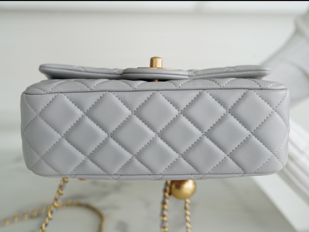 𝗖𝗛𝗔𝗘𝗡𝗟✦ 𝐂𝐅Metal Ball Big Mini Light Gray