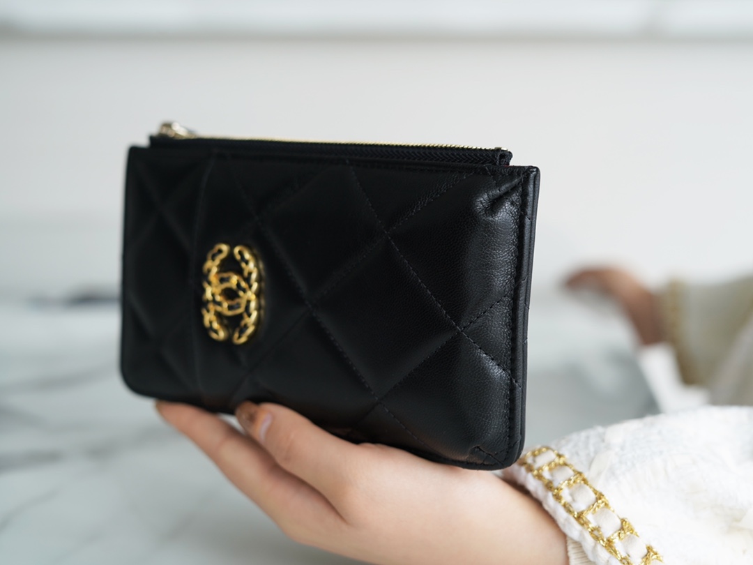 𝗖𝗛𝗔𝗘𝗡𝗟✦Classic 19 Collection Translucent and bright textured goatskin 🐐 Phone bag Black Gold