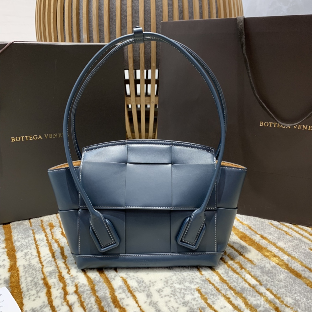 Bottega Veneta  𝙏𝙝𝙚 𝘼𝙧𝙘𝙤 𝟯𝟯 #575943
