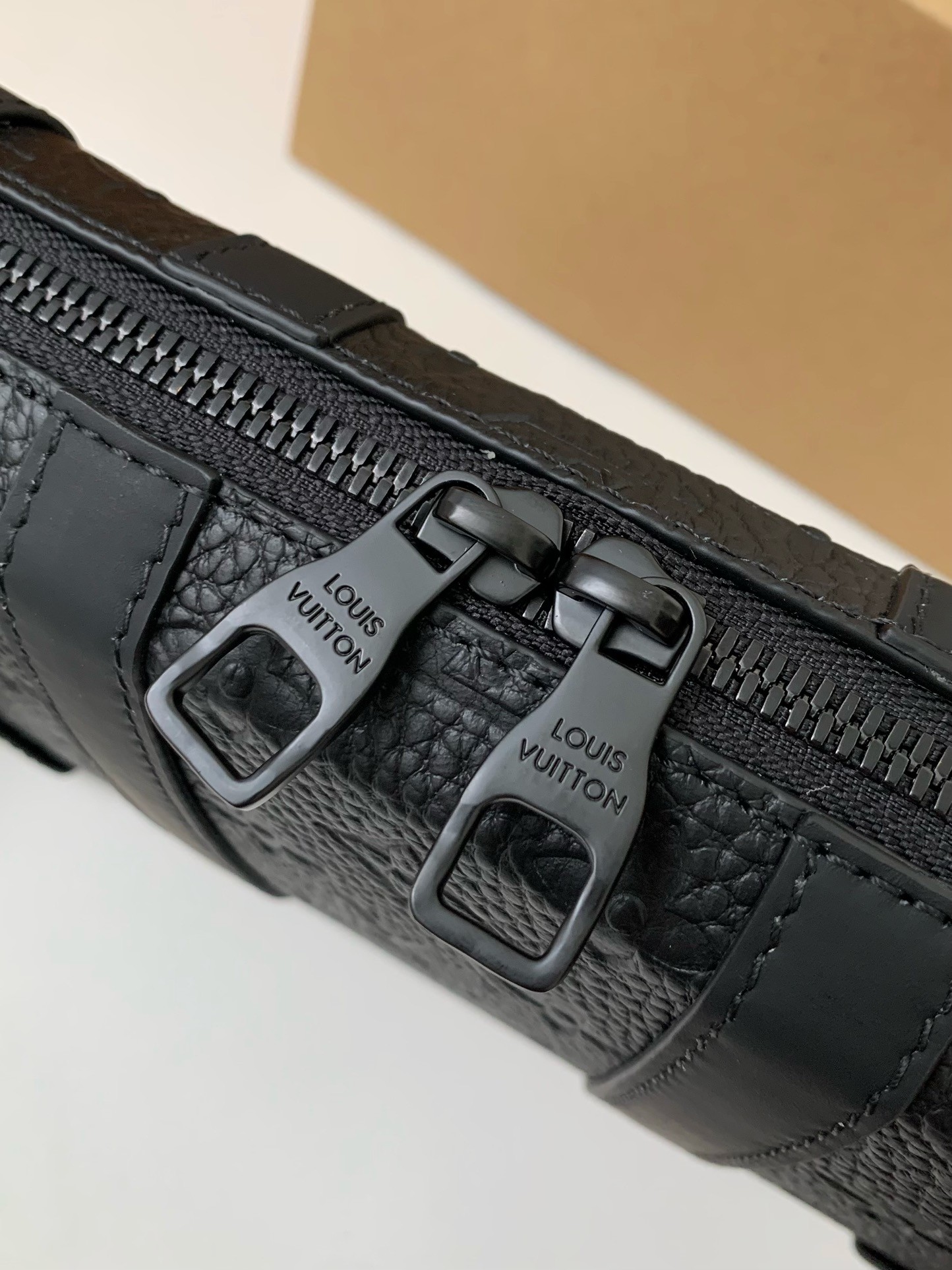 Louis Vuitton's new Sac Plat Horizontal Zippé men's black flower briefcase M80224 Size: 22.5*14*5cm