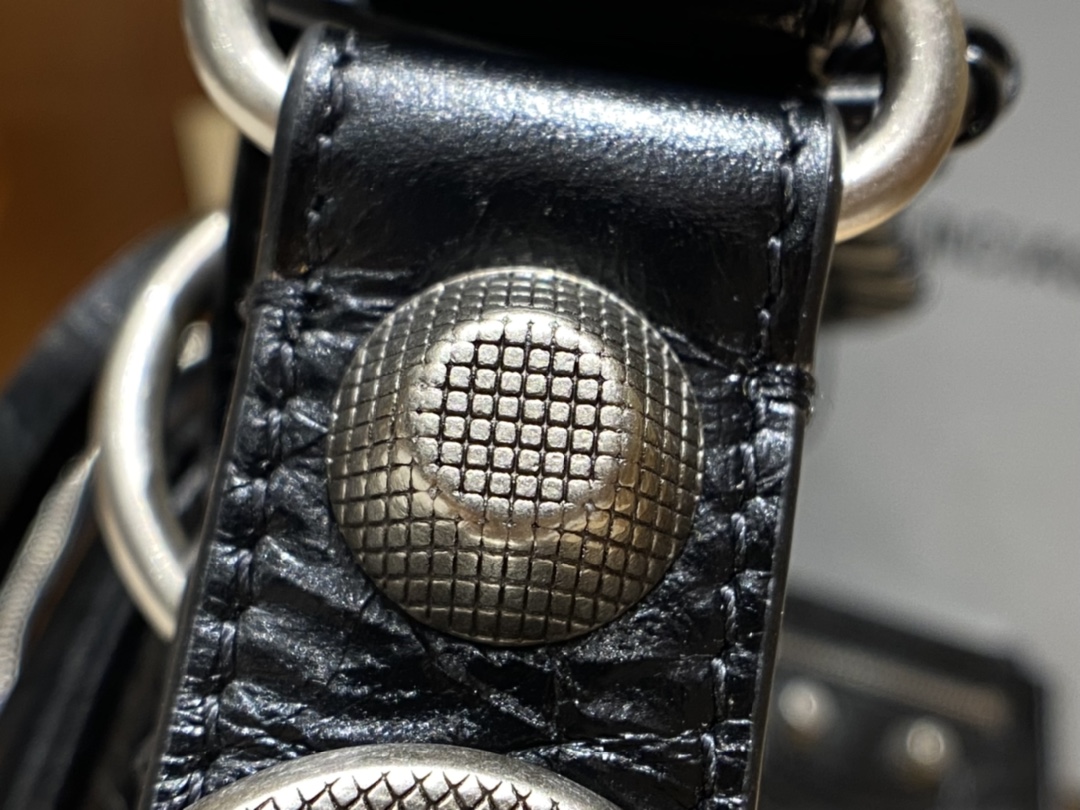 BALENCIAGA 𝐋𝐞 𝐂𝐚𝐠𝐨𝐥𝐞 Moon Bag