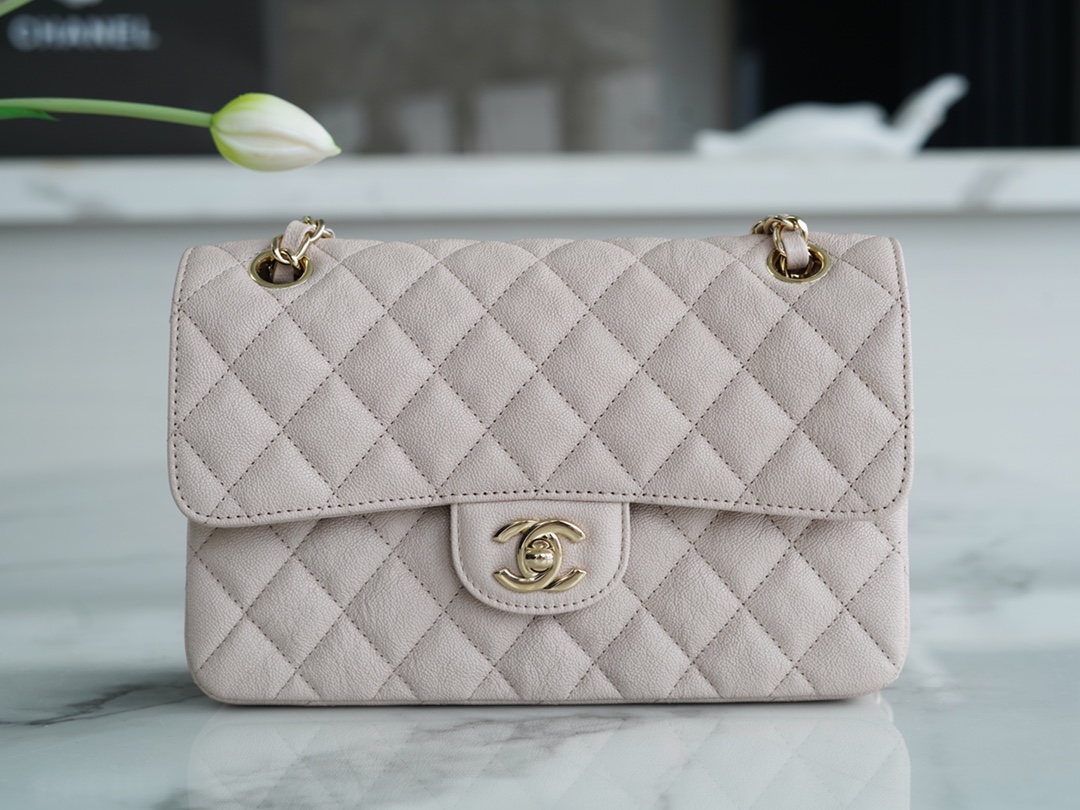 𝐂𝐇𝐀𝐍𝐄𝐋 Classic Flap washed cowhide is made from the most delicate newborn calves washed fetal cow small light apricot