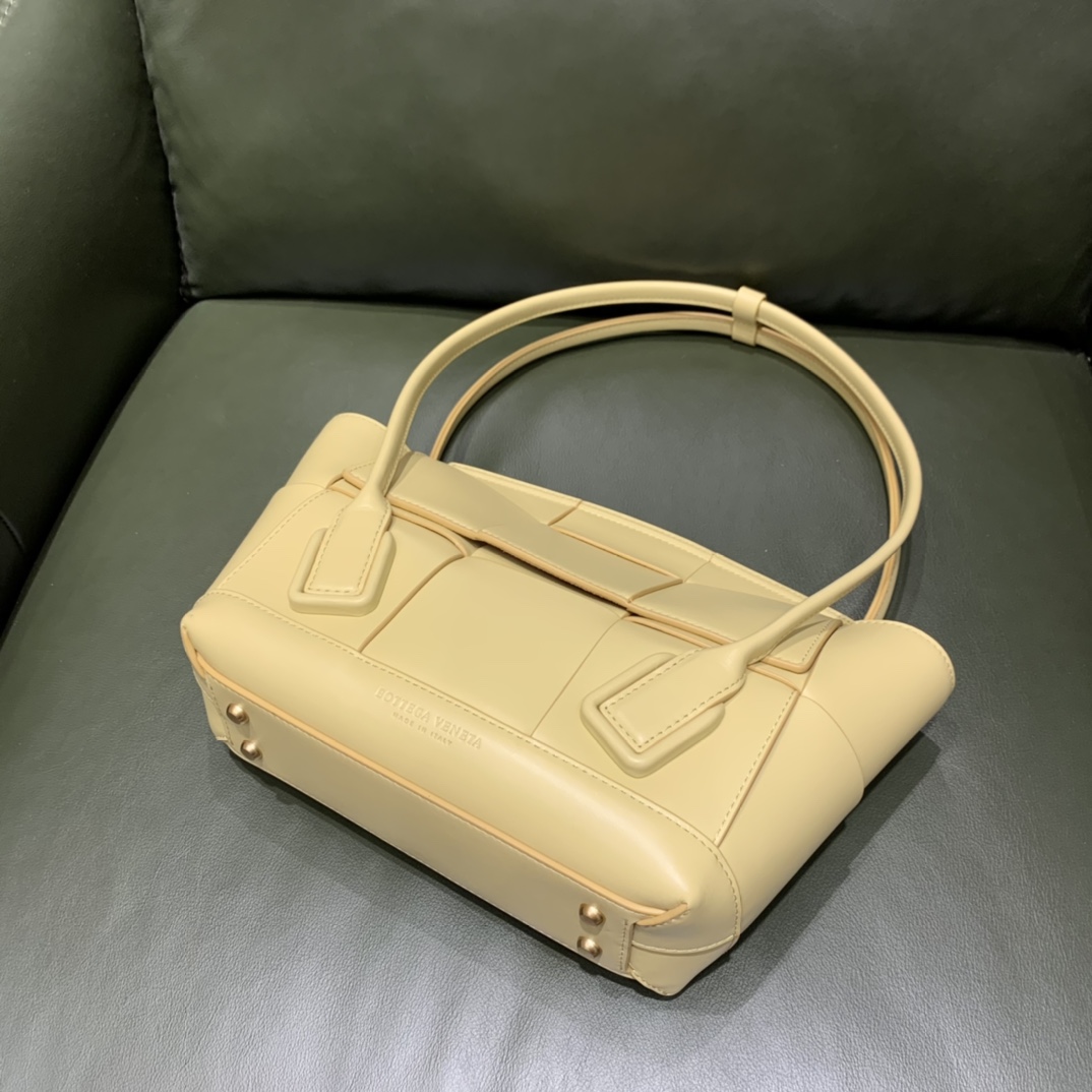 Bottega Veneta  𝙏𝙝𝙚 𝘼𝙧𝙘𝙤 𝟯𝟯 #575943