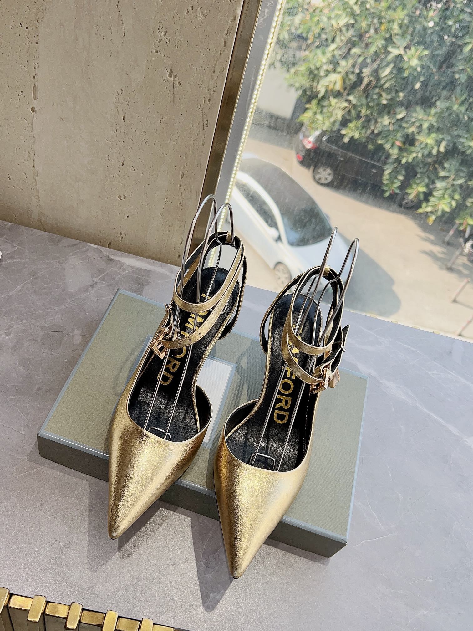 𝐓𝐎𝐌𝐅𝐎𝐑𝐃｜𝟐𝟎𝟐𝟑𝐒𝐒/𝐧𝐞𝐰  Dolce & Ga women's jeweled buckle jacquard raglan heels