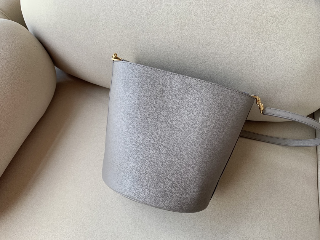 𝐂𝐞𝐥𝐢𝐧𝐞 BUCKET 16 bucket bag in smooth calfskin
