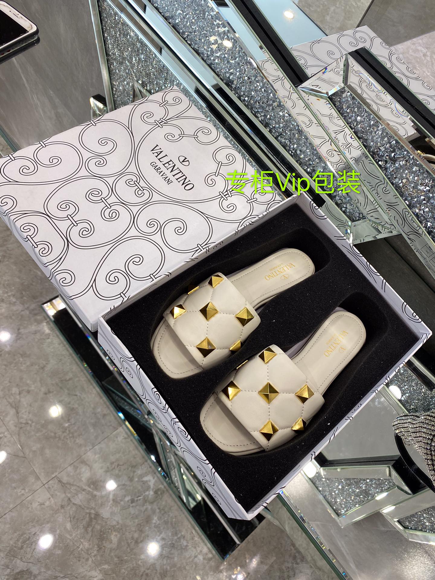 【Valentino】𝟐𝟎𝟐𝟏/𝐒𝐒 𝐧𝐞𝐰 The latest counter series, perfect details, very bright show series launched