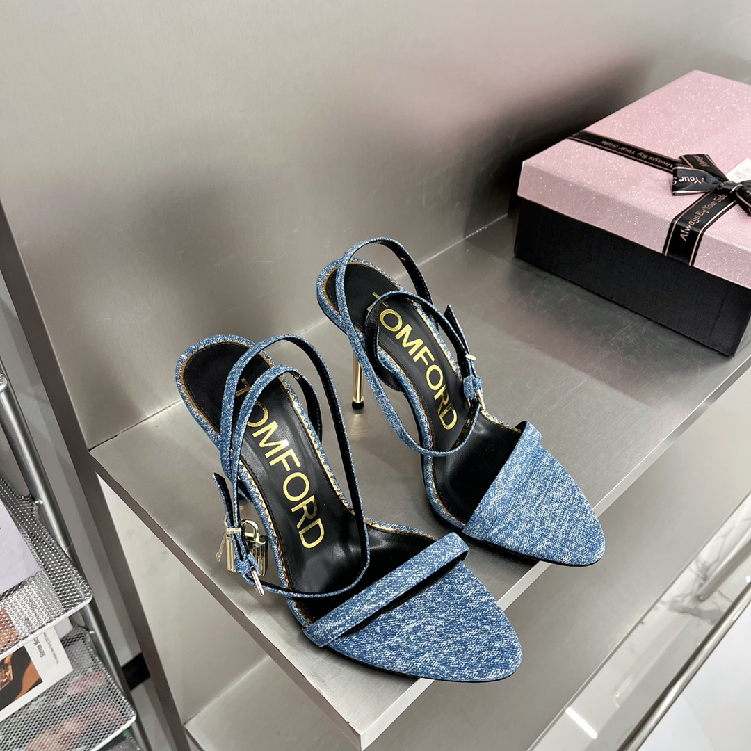 𝒕𝒐𝒎𝒇𝒐𝒓𝒅 𝟐𝟎𝟐𝟐/𝐒𝐒 𝐧𝐞𝐰 TF Tom Ford Gold Heel Padlock Sandals