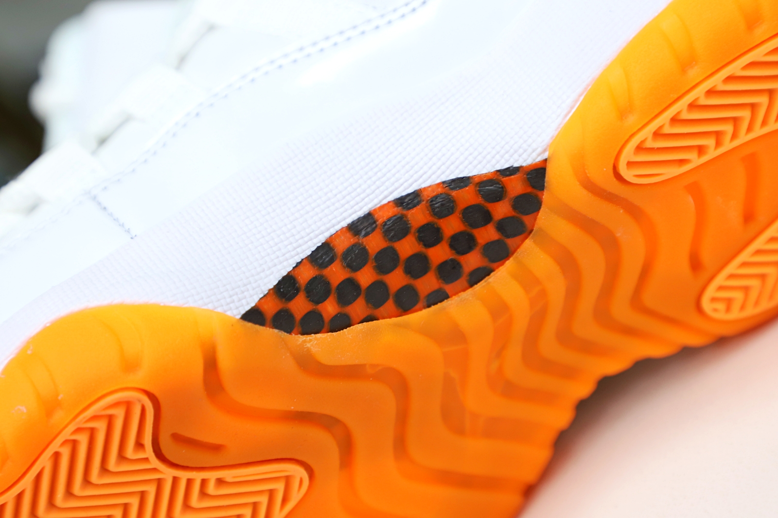 WMNS AIR JORDAN 11 RETRO LOW BRIGHT CITRUS