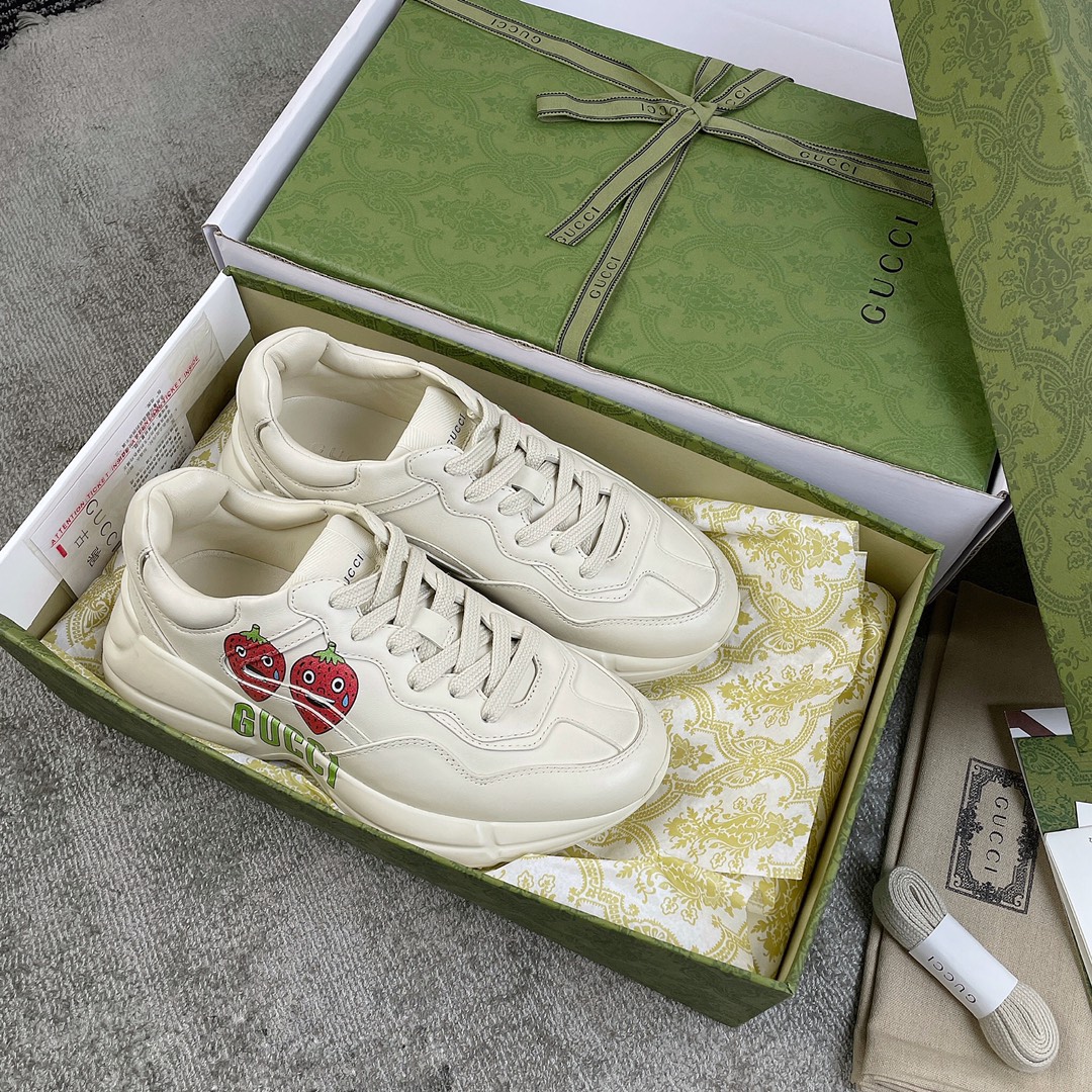 Gucci Pops This collection has a lot of flora and fauna elements Original material