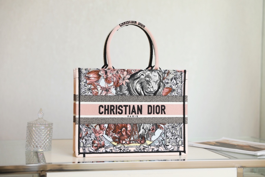 DIOR TOTE Fu Manhua