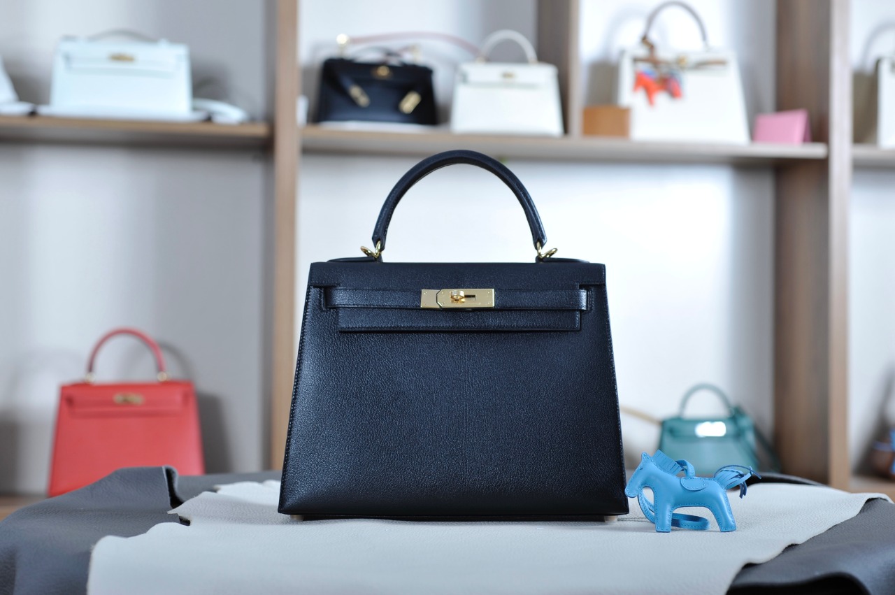 Kelly 28 black gold buckle with extreme pink French sheepskin inside