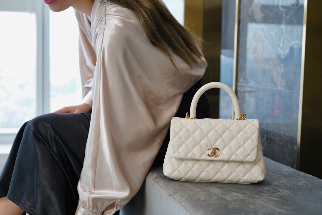 CHANEL 𝑪𝒐𝑪𝒐 𝒉𝒂𝒏𝒅𝒍𝒆 New Cowhide Handle Small White Light Gold🤍