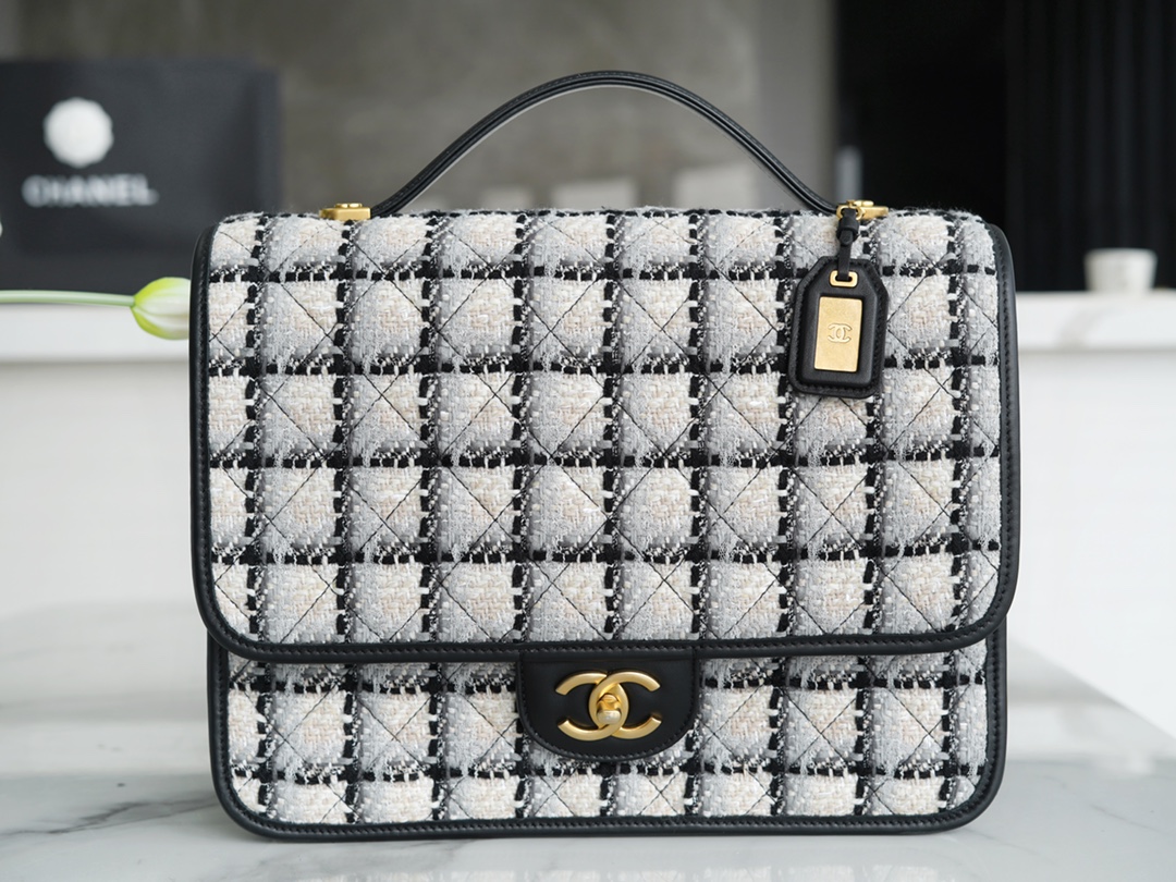 𝗖𝗛𝗔𝗡𝗘𝗟✦ In tweed weave 𝟮𝟮k Premium Handmade Workshop Black and white tweed shoulder bag 🖤🤍