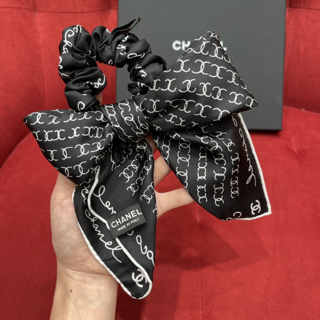 𝐂𝐡𝐚𝐧𝐞𝐥 Combination of square scarf ➕ hair band