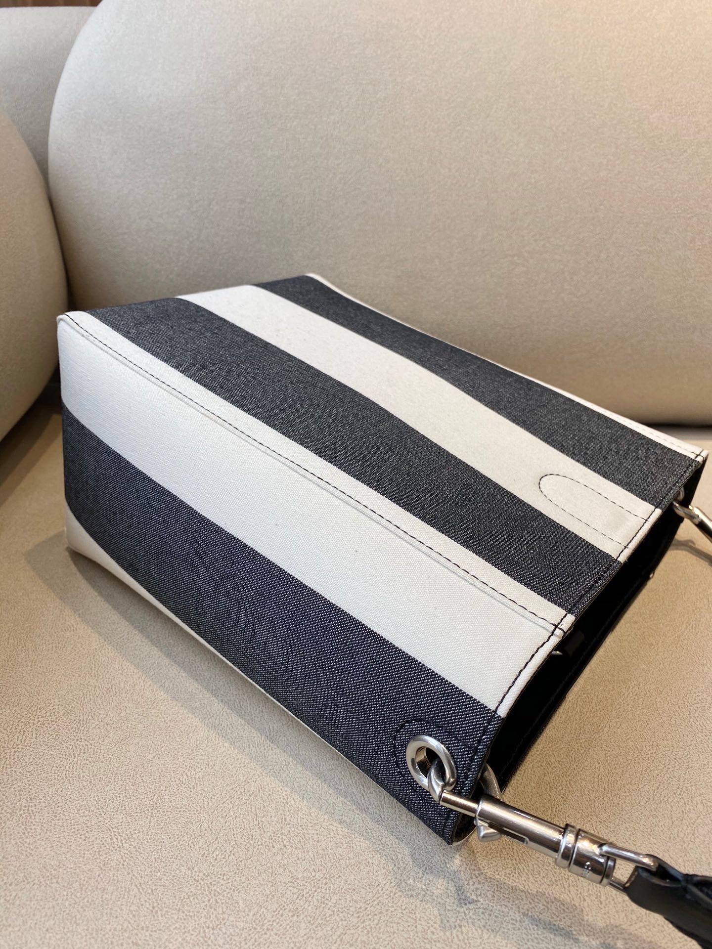 𝐂𝐞𝐥𝐢𝐧𝐞 SANGLE BUCKET Small wide striped fabric bucket bag