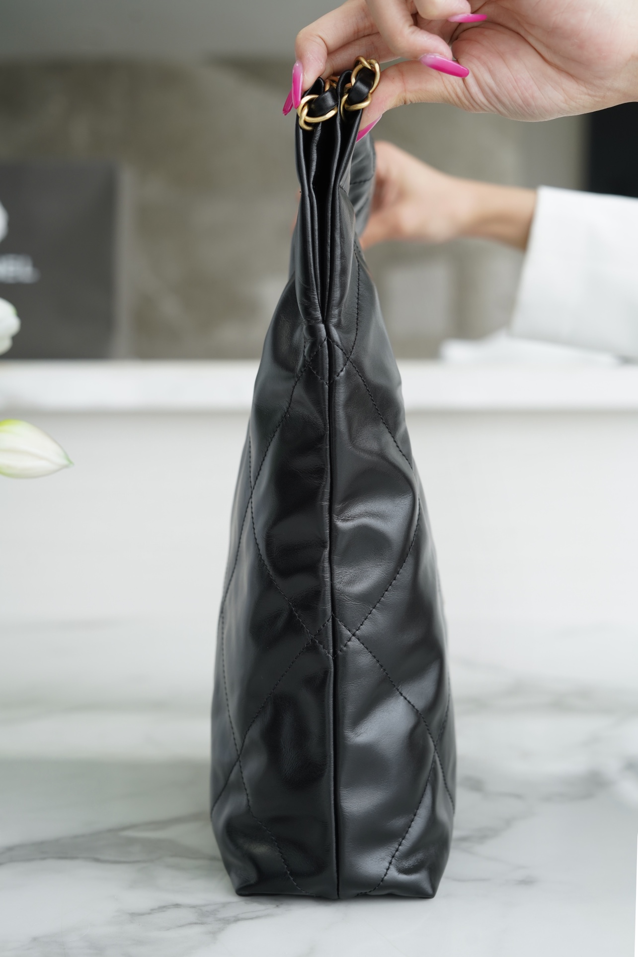 𝗖𝗛𝗔𝗘𝗡𝗟✦𝟐𝟐𝗣Spring/Summer New 𝟐𝟐Handbag Genuine Tail Leather Medium Black Gold