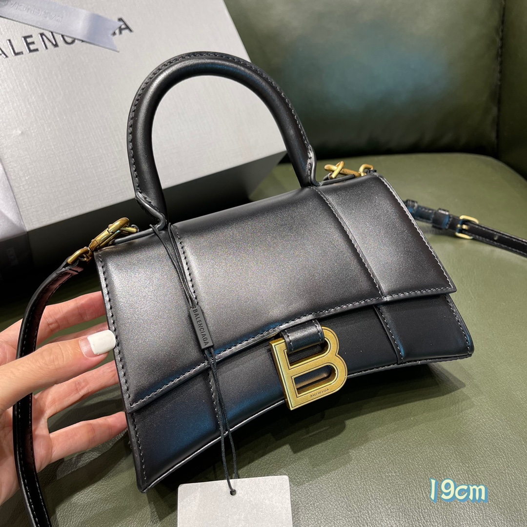 BALENCIAGA 𝐇𝐨𝐮𝐫𝐠𝐥𝐚𝐬𝐬 𝐗𝐒 The hourglass bag of the fashion world