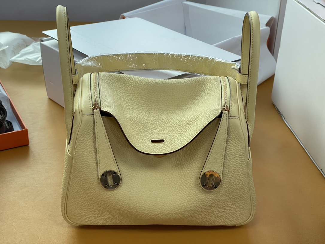 Lindy26 chick yellow tc inside spell cream white swift skin