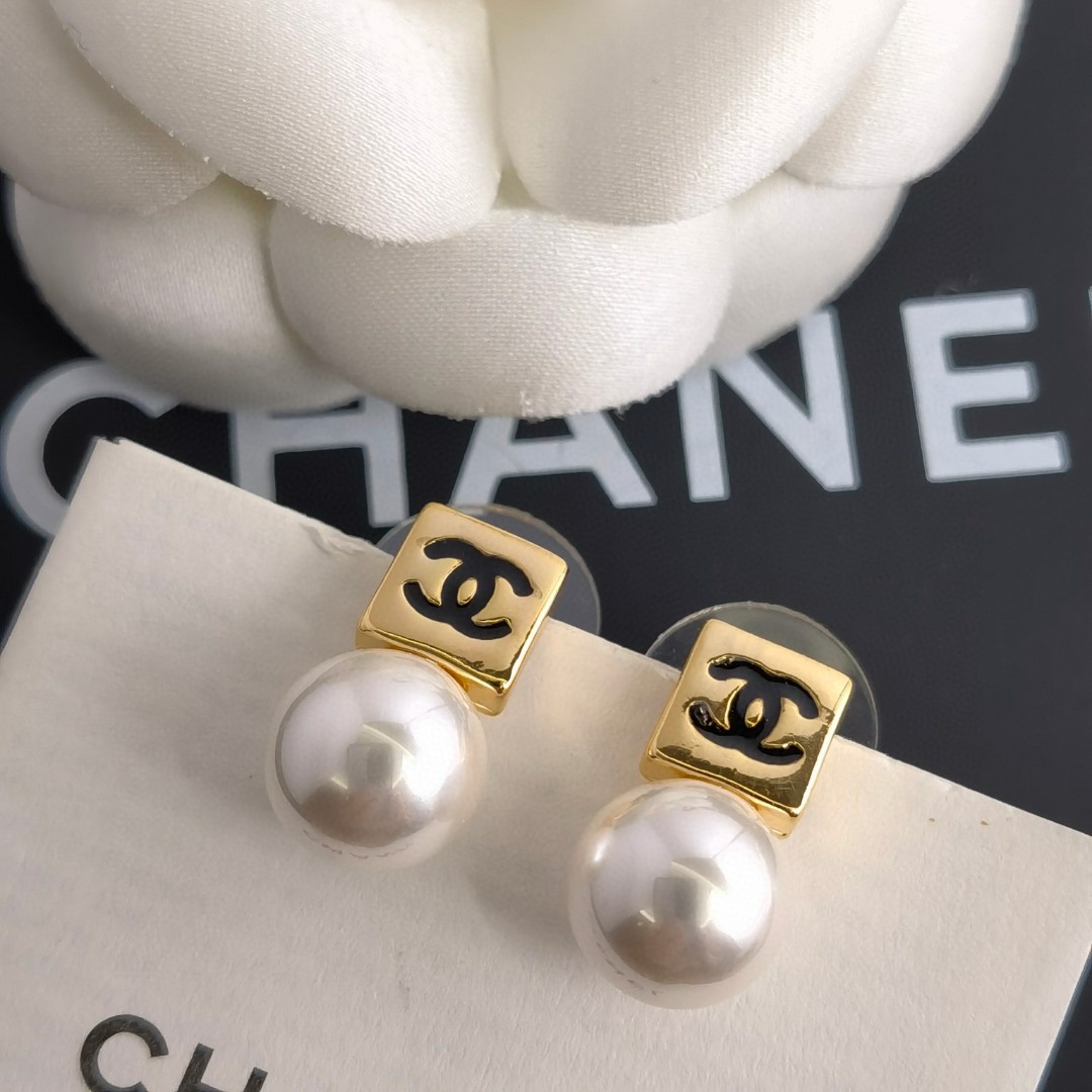 CHANEL🇫🇷Xiaoxiang Tassel Pearl Square Small Light Bulb Stud Earrings