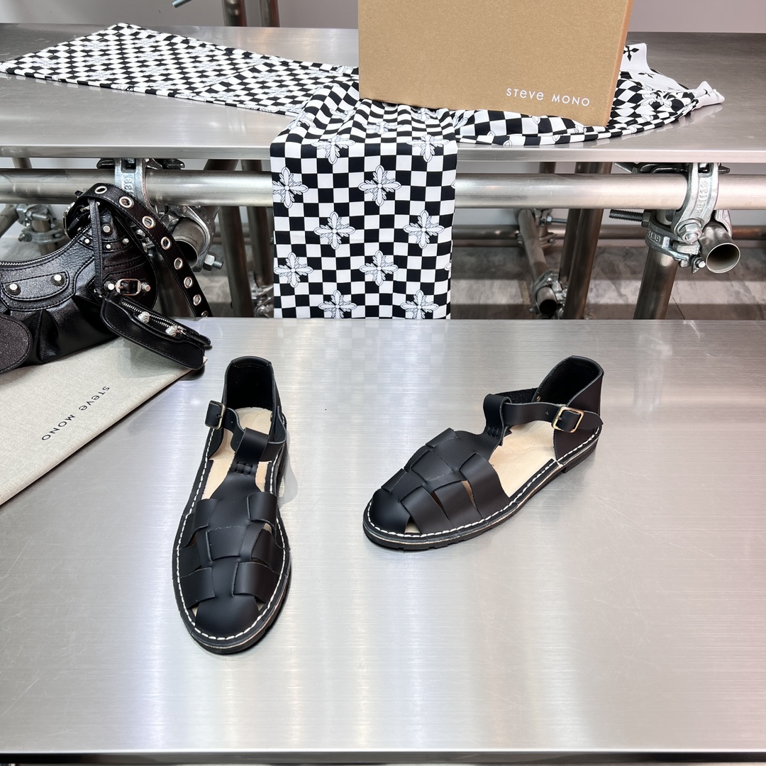 𝐒𝐭𝐞𝐯𝐞 𝐌𝐨𝐧𝐨｜𝟐𝟎𝟐𝟑𝐒𝐒/𝐧𝐞𝐰 A pair of fully handmade sandals using Goodyear practices