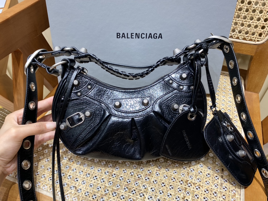 BALENCIAGA 𝐋𝐞 𝐂𝐚𝐠𝐨𝐥𝐞 Moon Bag