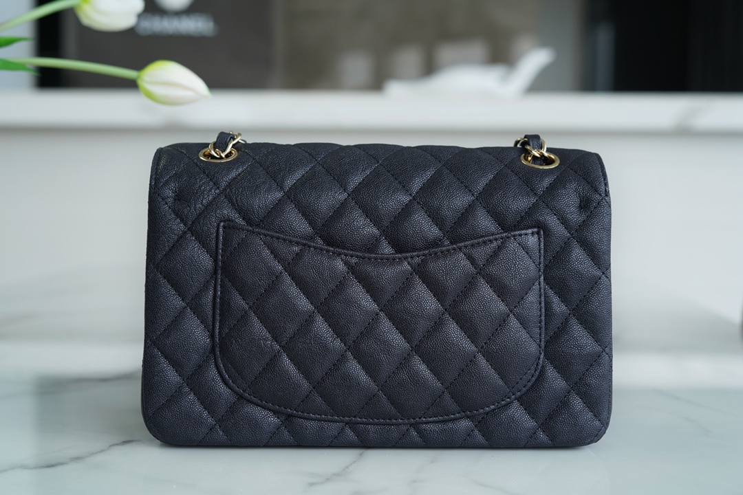 𝐂𝐇𝐀𝐍𝐄𝐋 Classic Flap washed cowhide is made from the most delicate newborn calves washed fetal cow small black and blue🪁