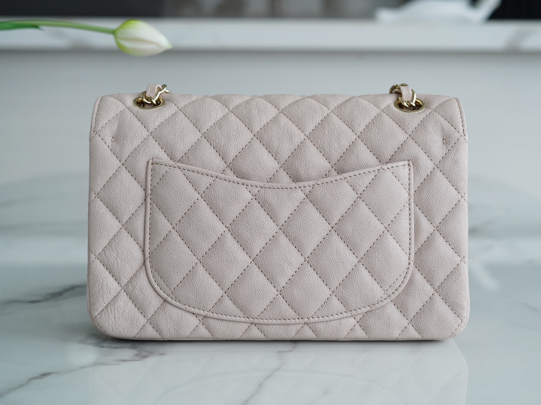 𝐂𝐇𝐀𝐍𝐄𝐋 Classic Flap washed cowhide is made from the most delicate newborn calves washed fetal cow small light apricot