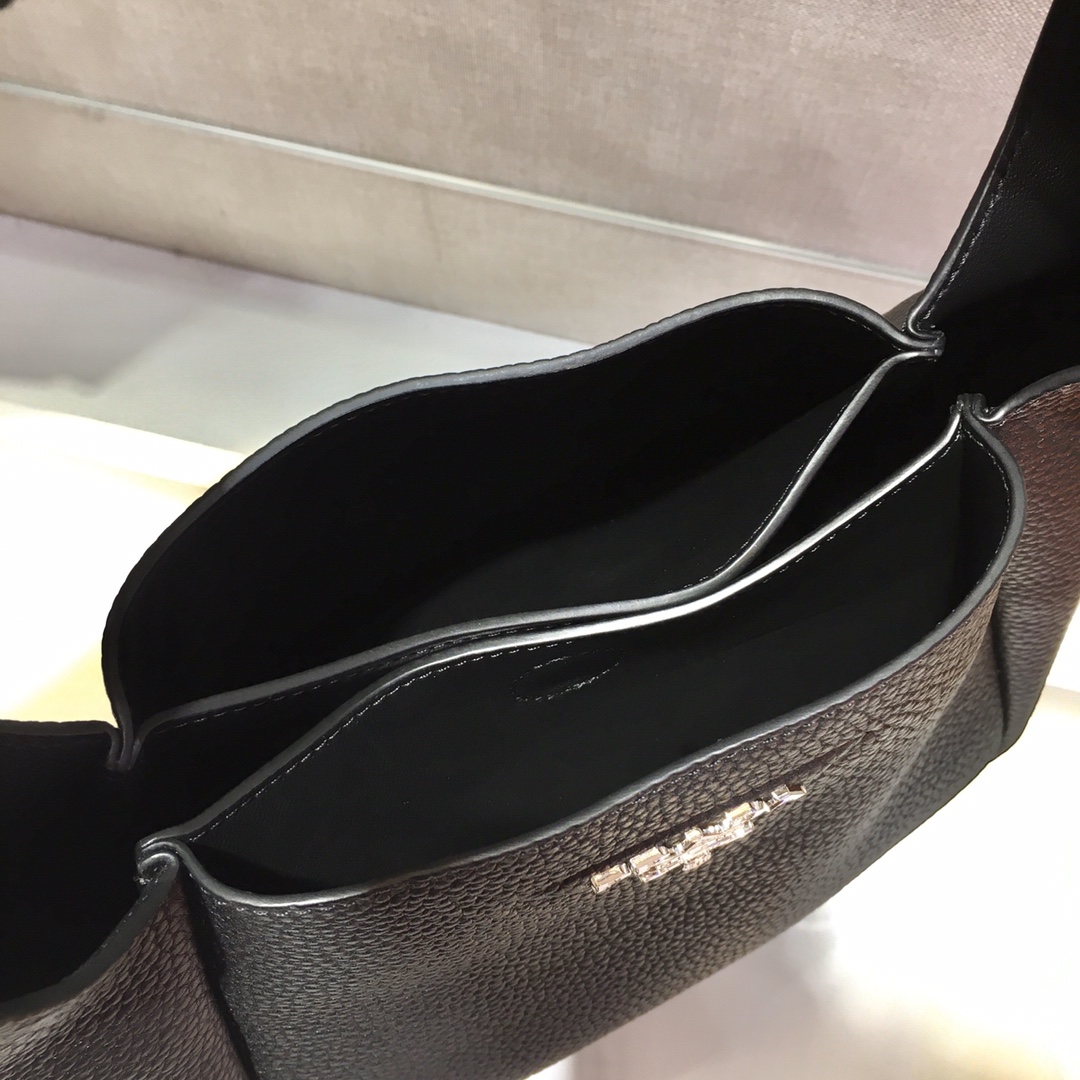 𝐏𝐑𝐀𝐃𝐀 New Bucket Bag