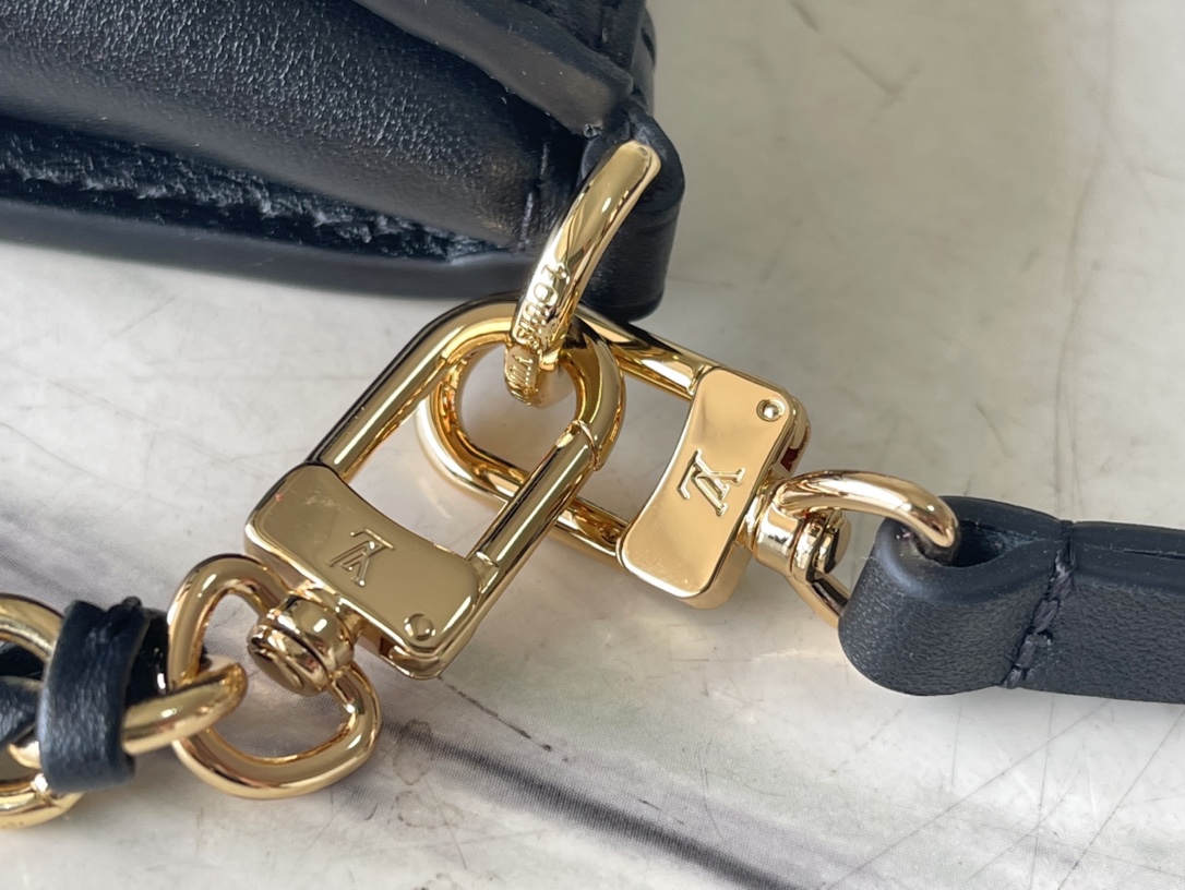 𝐋𝐎𝐔𝐈𝐒 𝐕𝐔𝐈𝐓𝐓𝐎𝐍    M82247